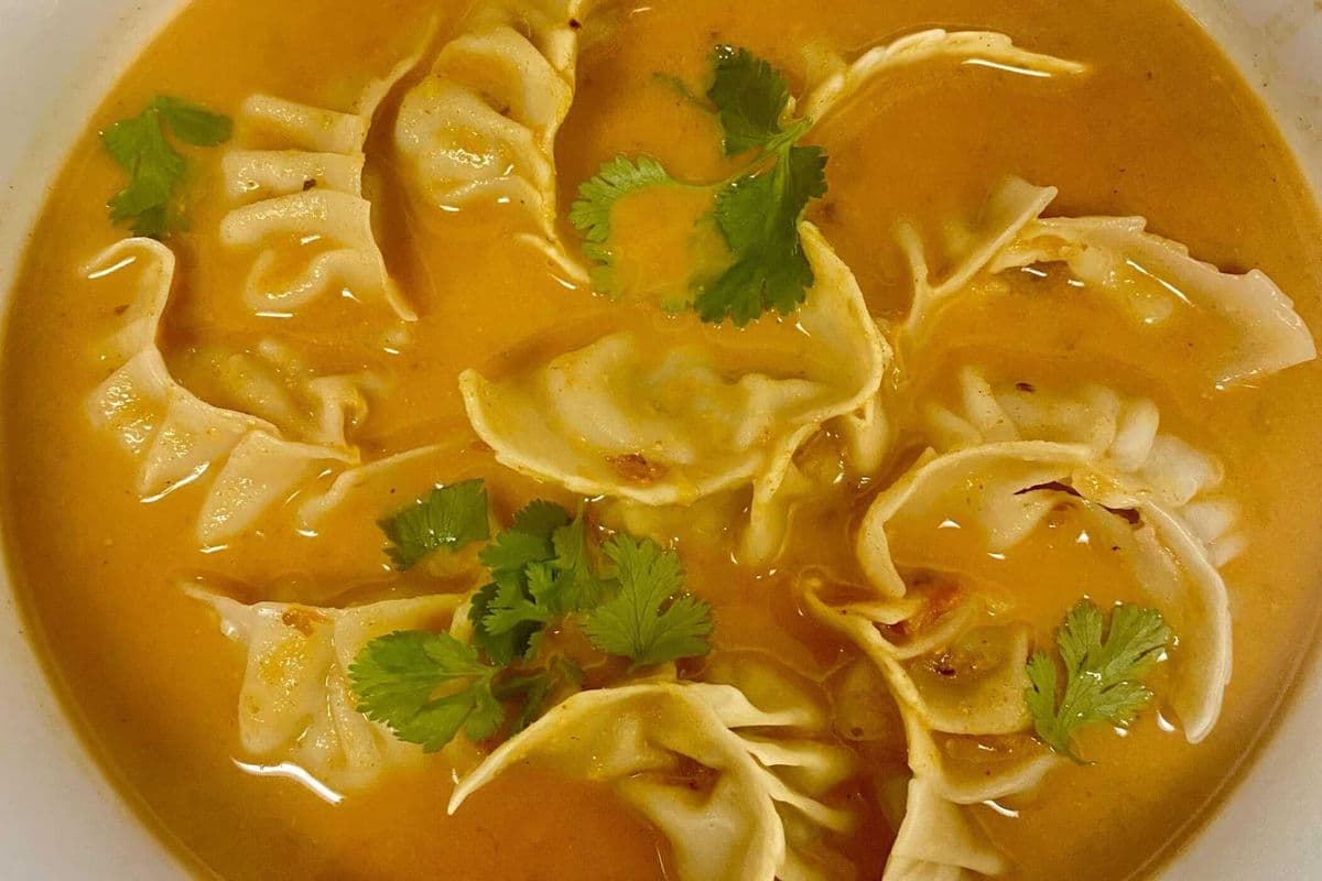 Chicken Jhol momos (8pcs)