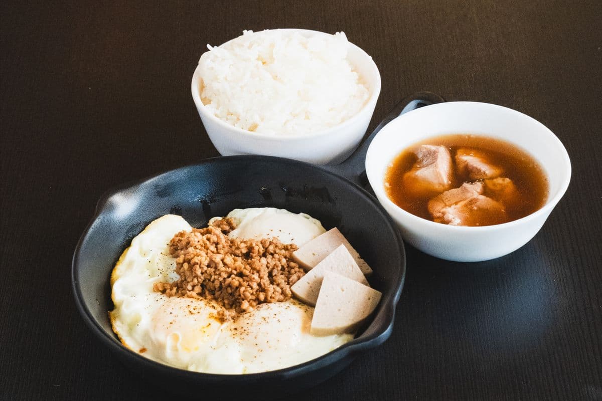 L1. Kai Kratha with Rice and Stewed Pork