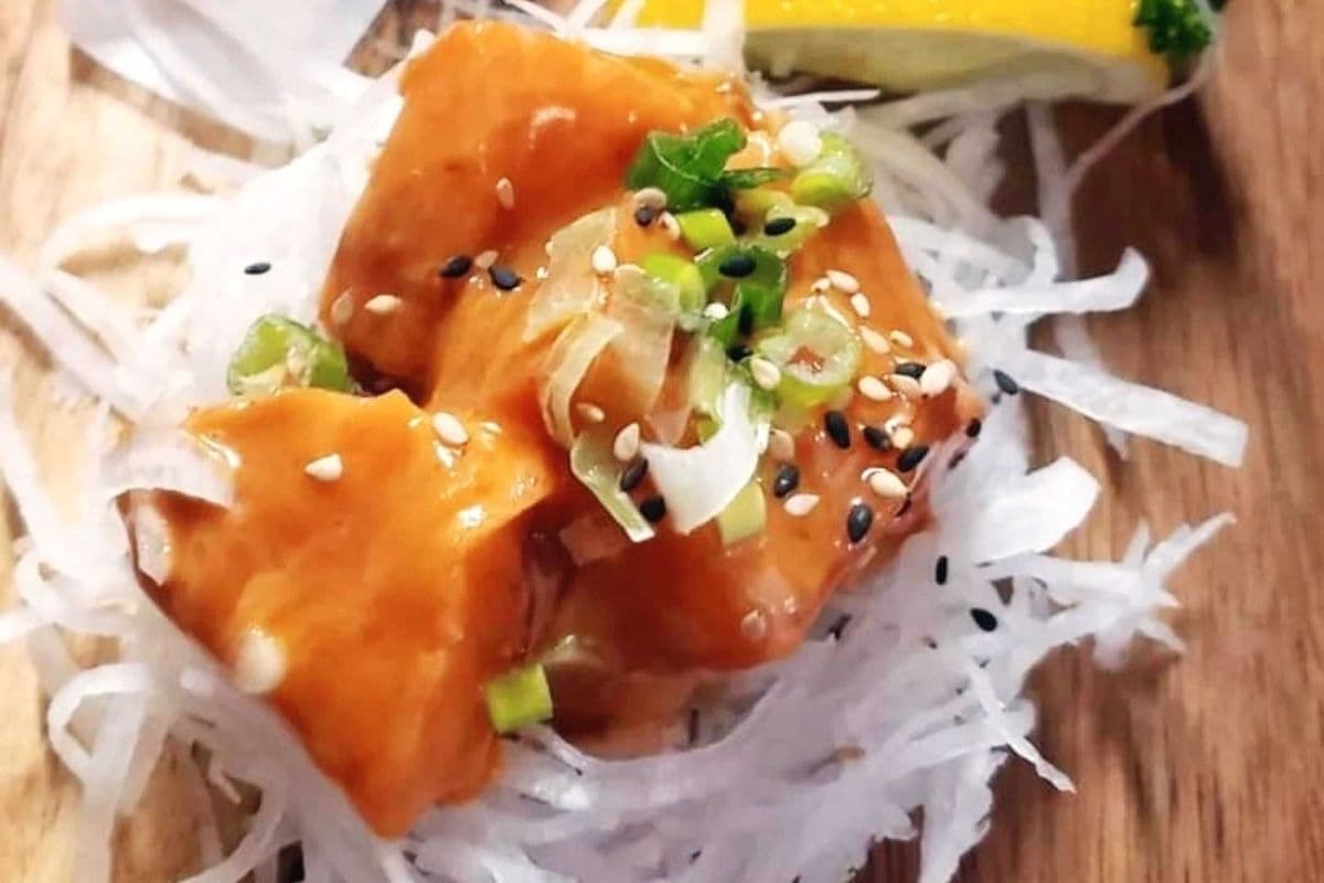 Spicy Salmon Sashimi (3 pcs)