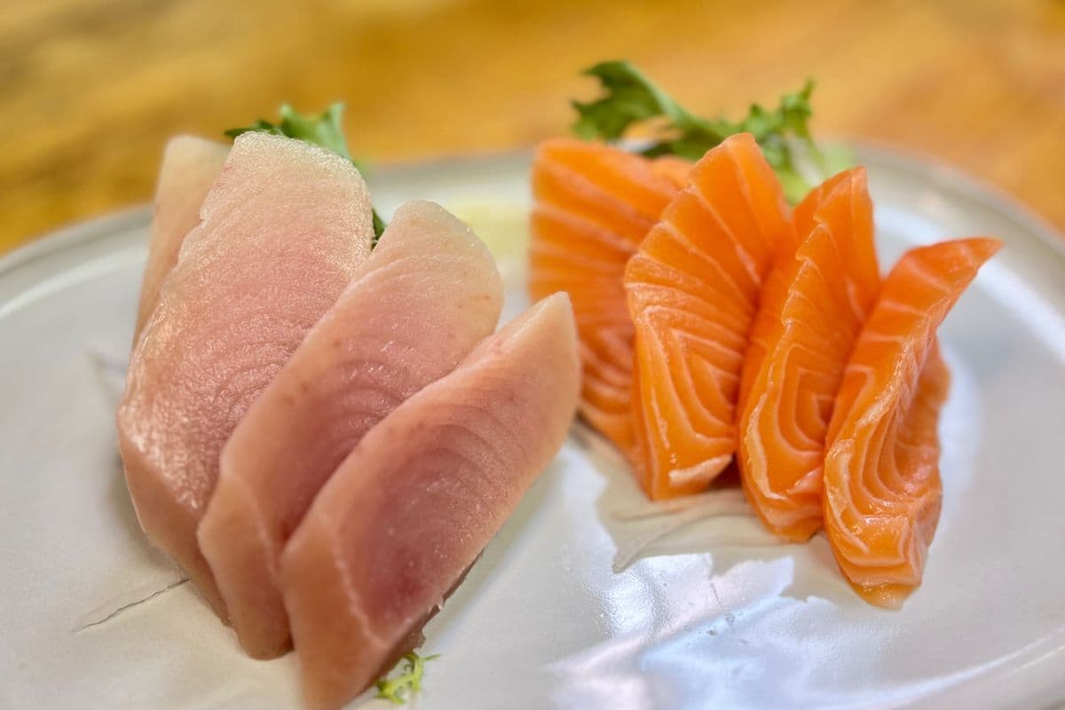 Tuna and Salmon Sashimi (8pcs)