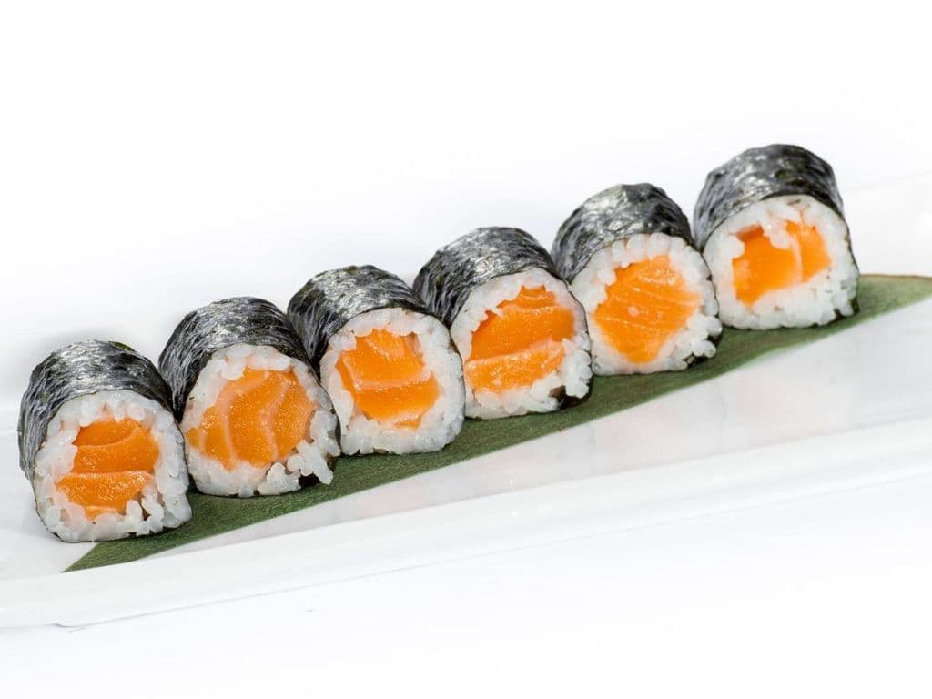 M01 Salmon Roll (6 pcs)
