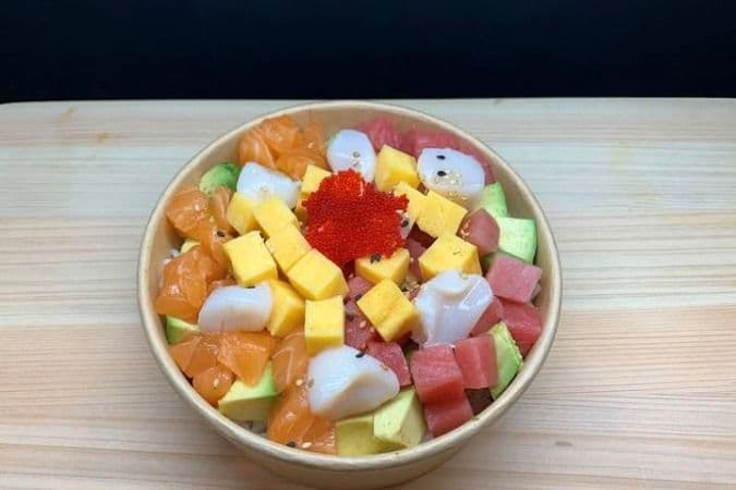 Chirashi Saumon, thon, pétoncle, avocat, tamago, tobiko / Salmon, Tuna, Scallop, Avocado, Tamago, Tobiko