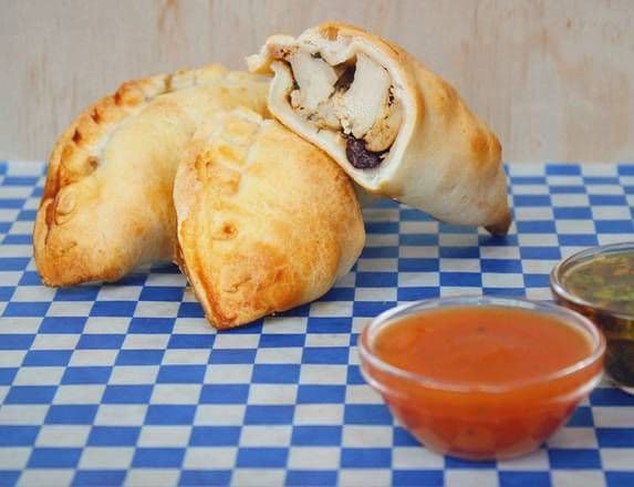 #16 Pollo and Cranberry Empanada / #16 Empanada pollo et cranberry