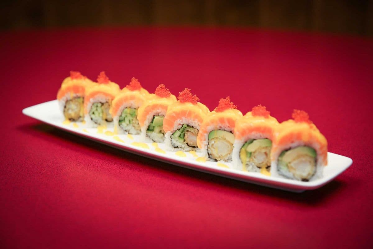 76. Salmon Mango Roll (8 pcs)