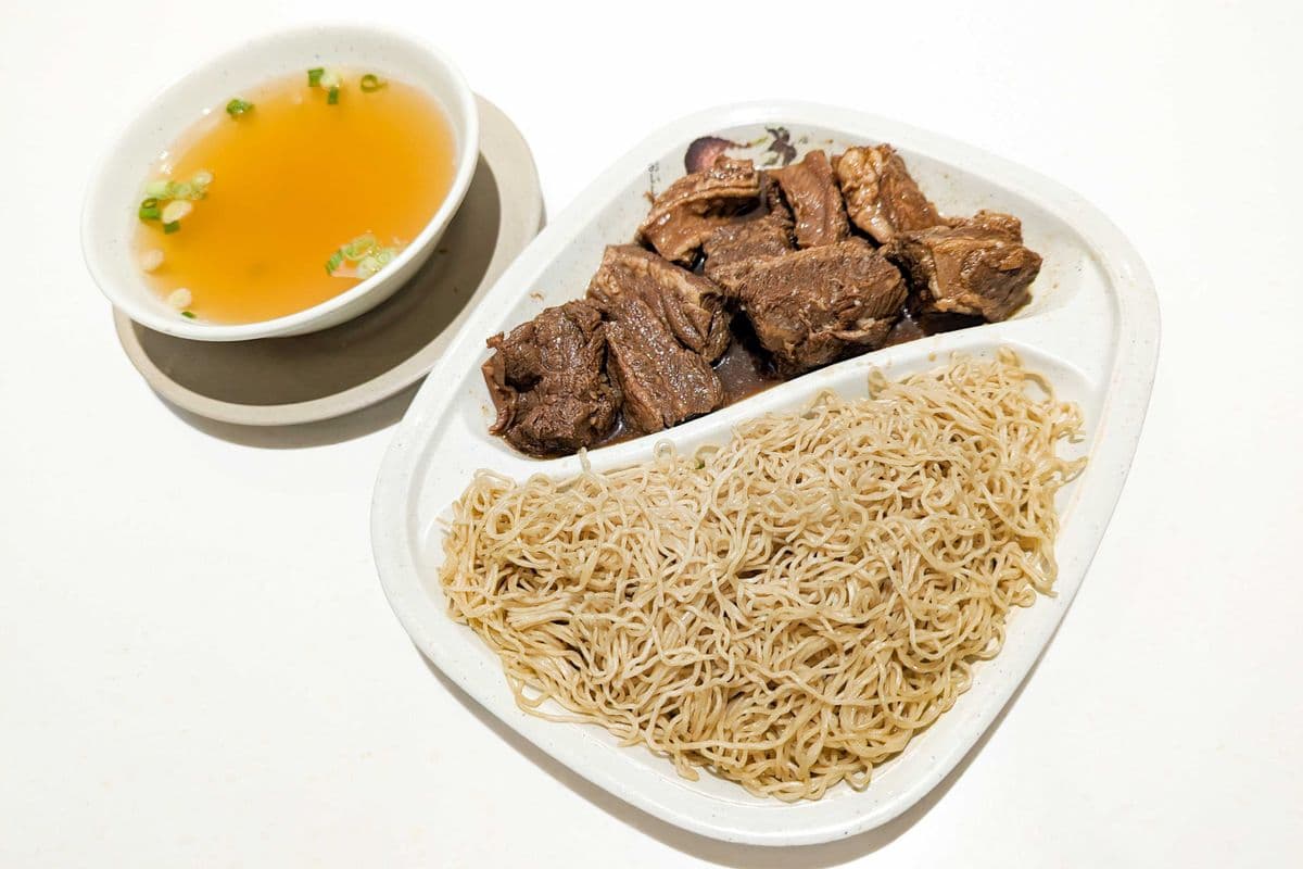 107 Stewed Beef Brisket with Noodle 牛腩撈麵