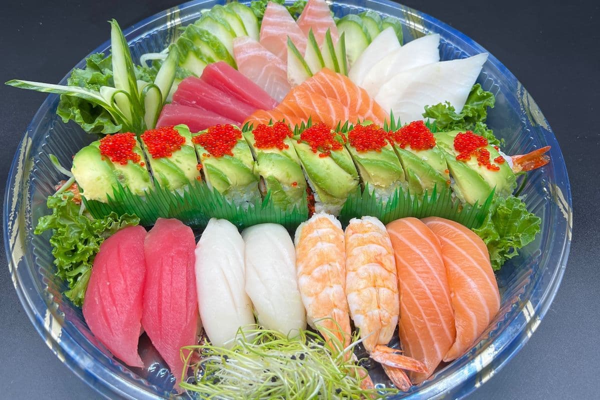B07. Sushi and Sashimi Combo (28pcs)