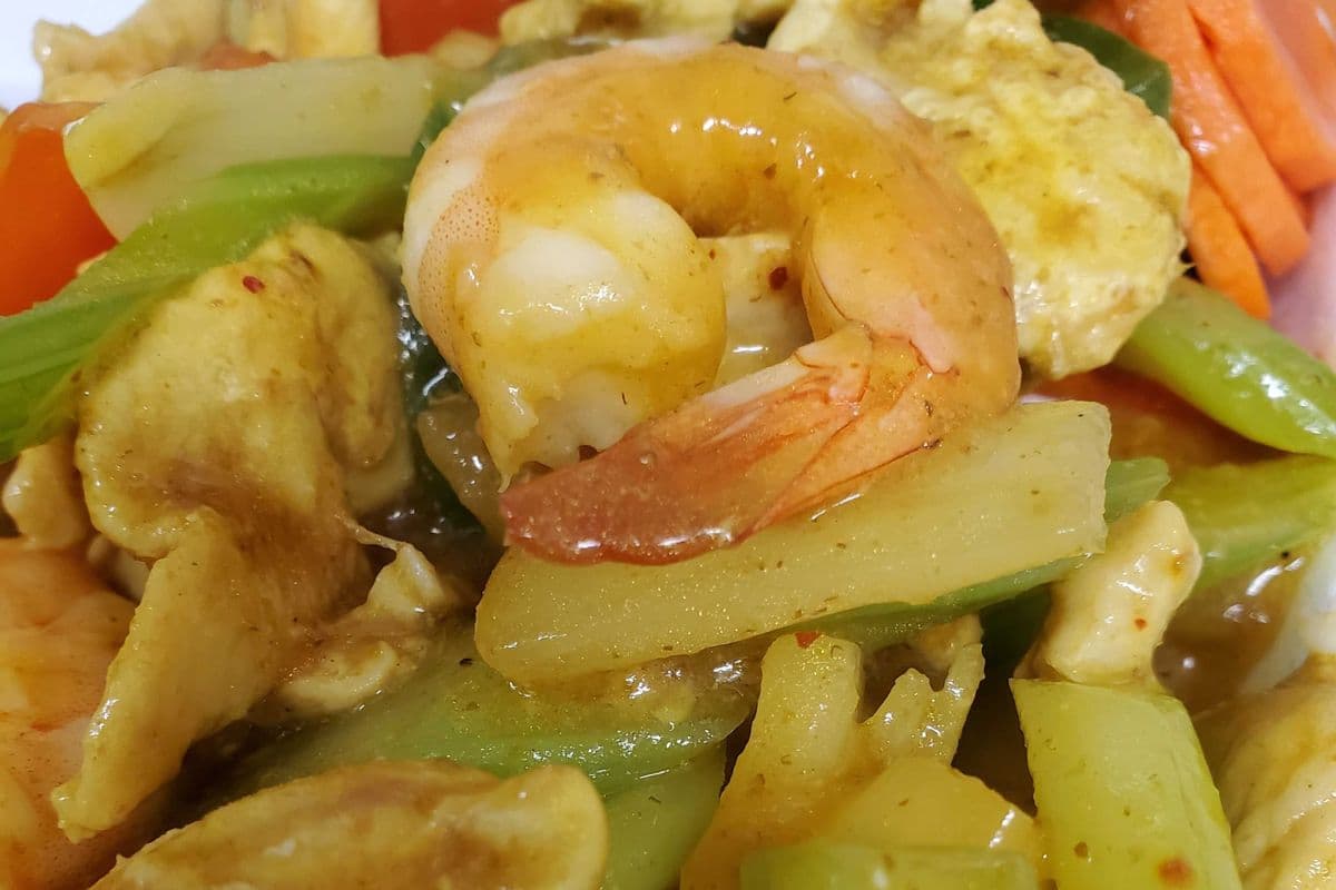 17. Com Xao Cari Vang / Yellow Curry Chicken, Shrimp, Vegetables and Rice (Protein Option Available)