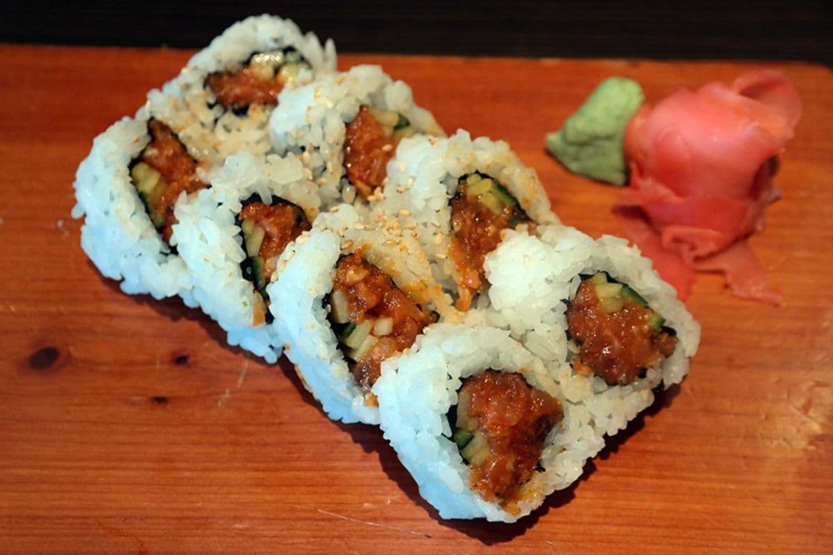 9. Spicy Salmon Roll (8 pcs)