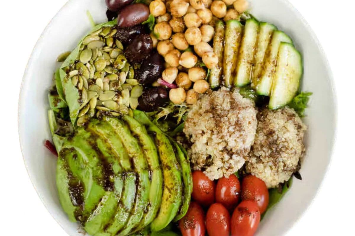 Mixed Greens and Quinoa Organic Salad (330 Cal)