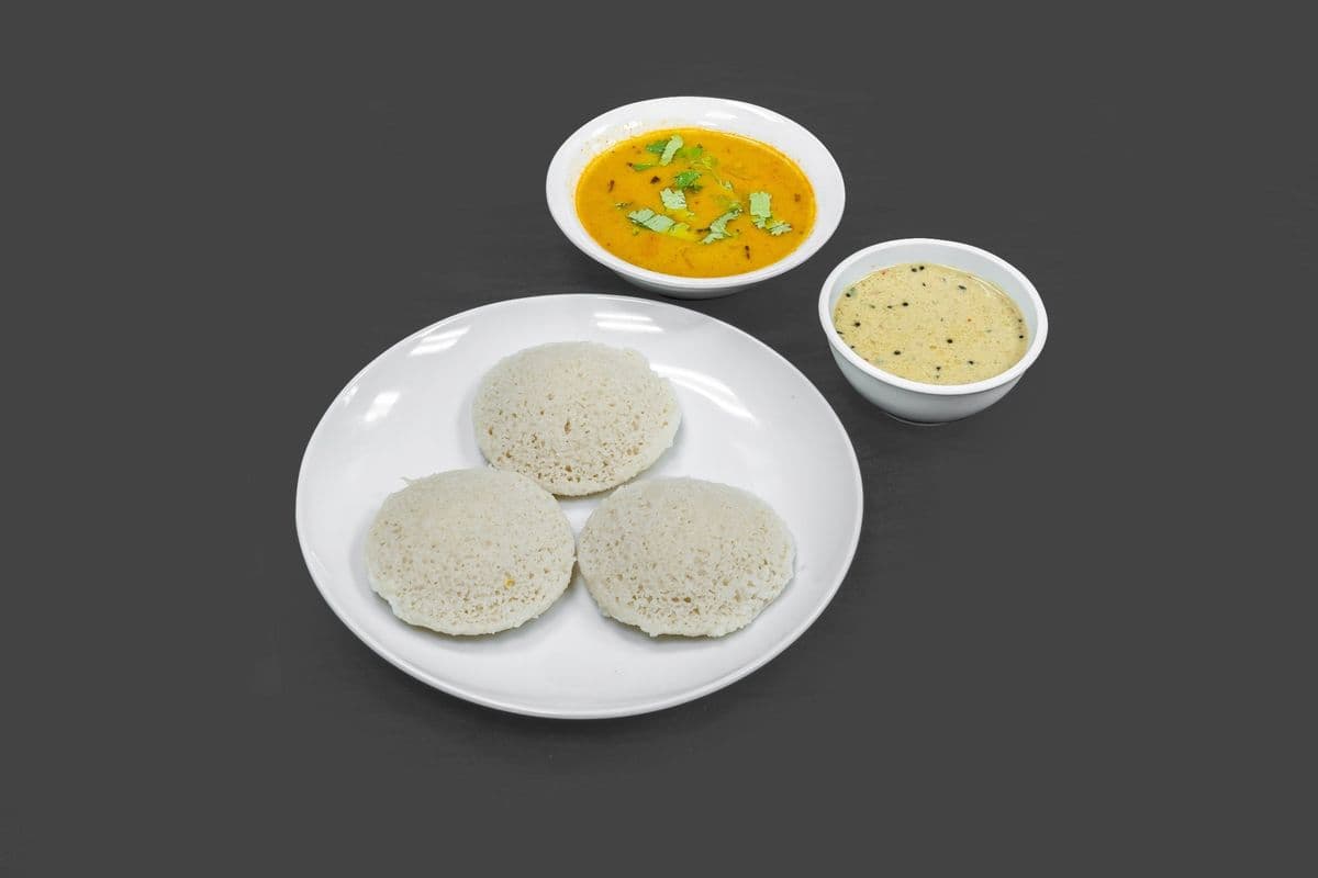 Plain Idli (3pcs) with Sambhar and Chutney