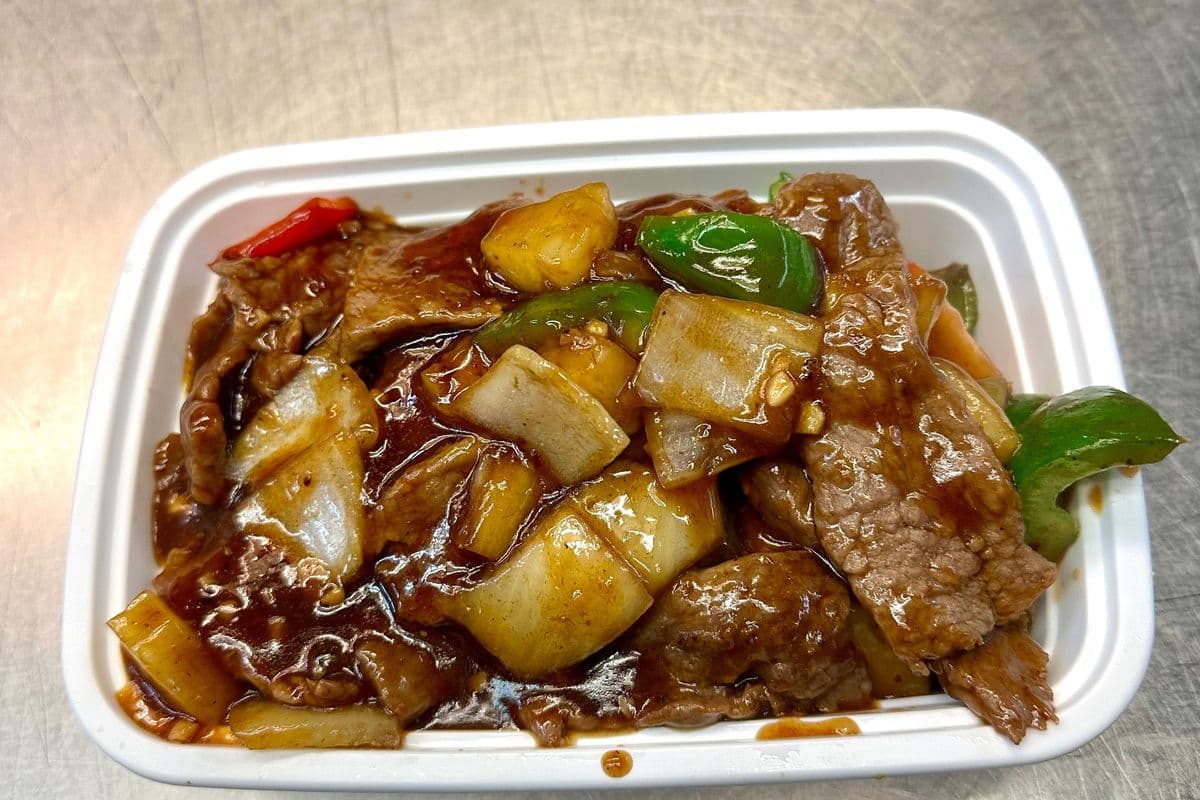 B6. Boeuf avec sauce saté / Beef with Satay Sauce
