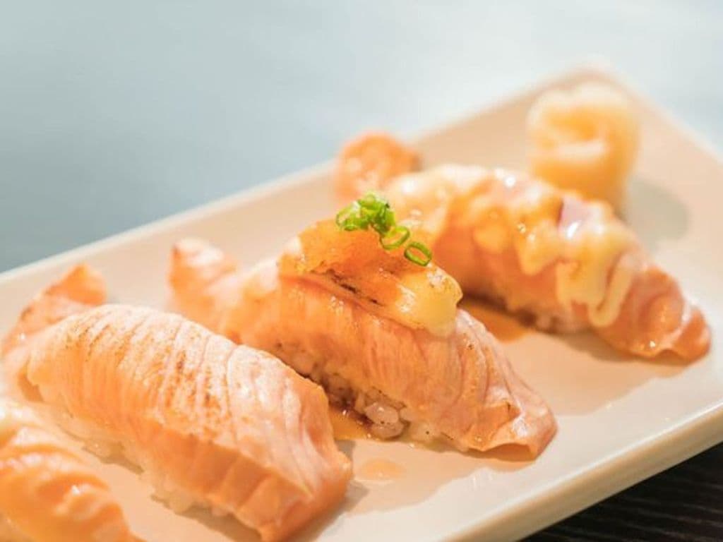 Rosted Salmon Sushi (4pcs)