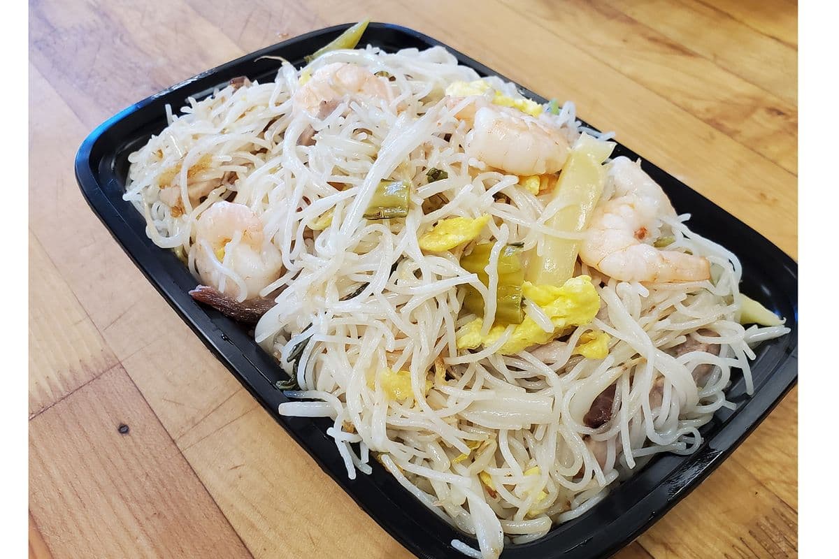 603-Nouilles de riz sautés mixes (crevettes, porc, poulet et légumes) 家乡炒米