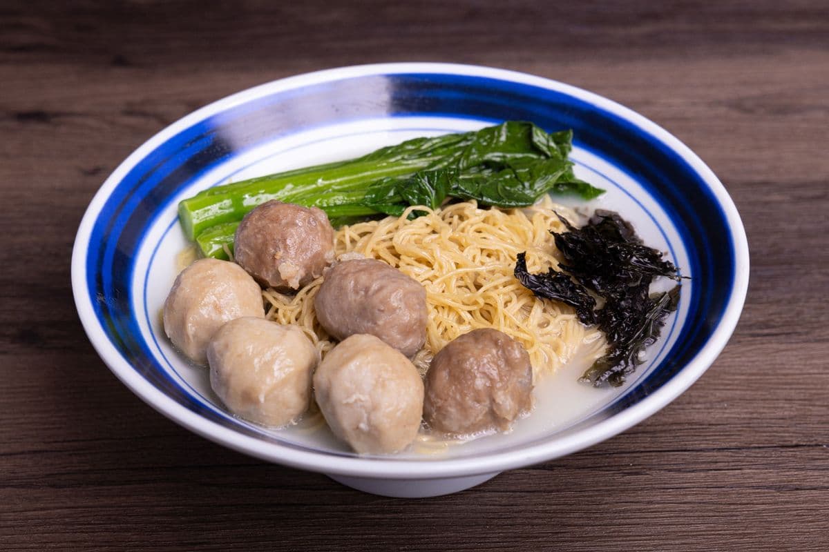 B12. Beef Tendon Balls and Pork Balls with Noodles in Soup (牛筋丸&豬肉丸湯面/湯米)