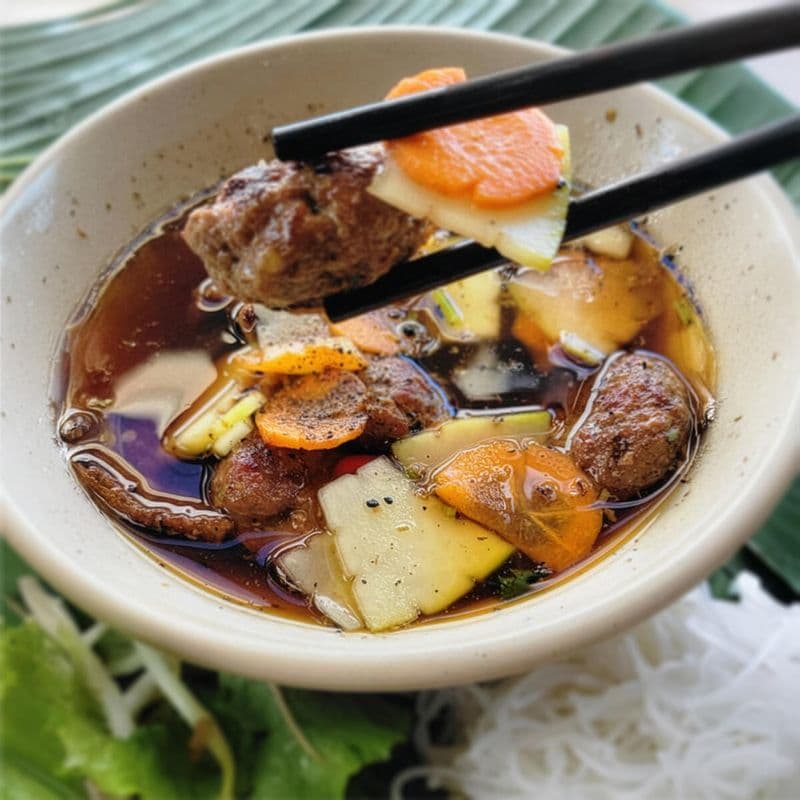 Hanoi Style Grilled Pork Vermicelli / Vermicelles de porc grillé à la hanoïenne