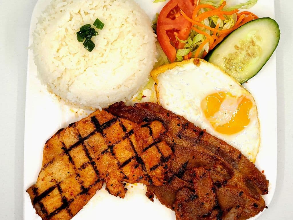 C10. Com Suon Nuong Ga Nuong Op La 烤豬扒, 雞扒, 煎蛋飯
