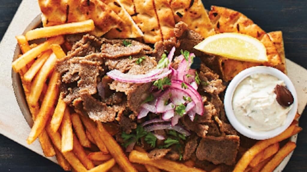 Mezze platter (gyro and fries) / Plateau mezze (gyro et frites)