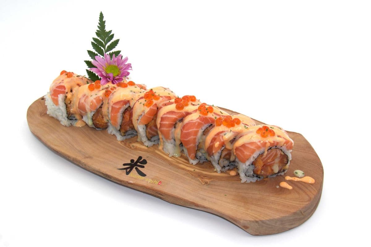 SR9. Salmon Love Roll (8pcs)