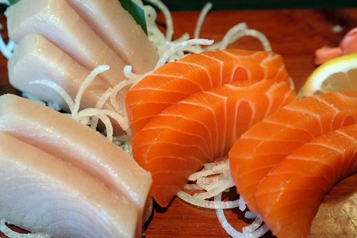 Tuna and Salmon Sashimi (9 pcs)