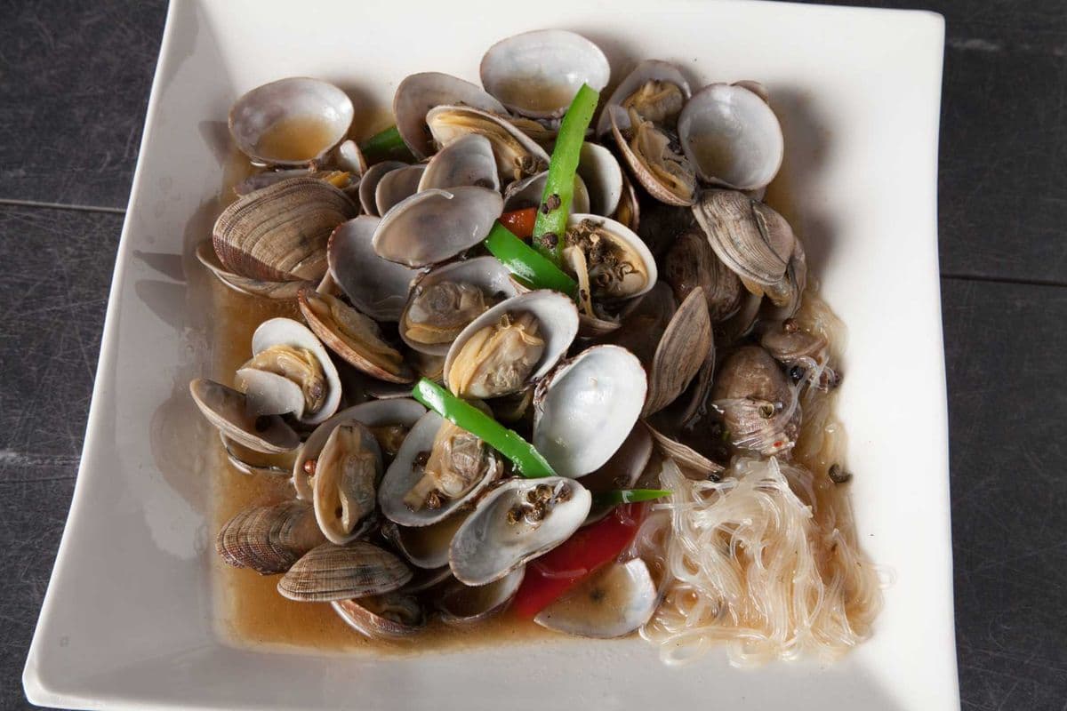 Clams and Vermicelli in Pepper and Chilli Wine Broth 花椒清酒浸蜆