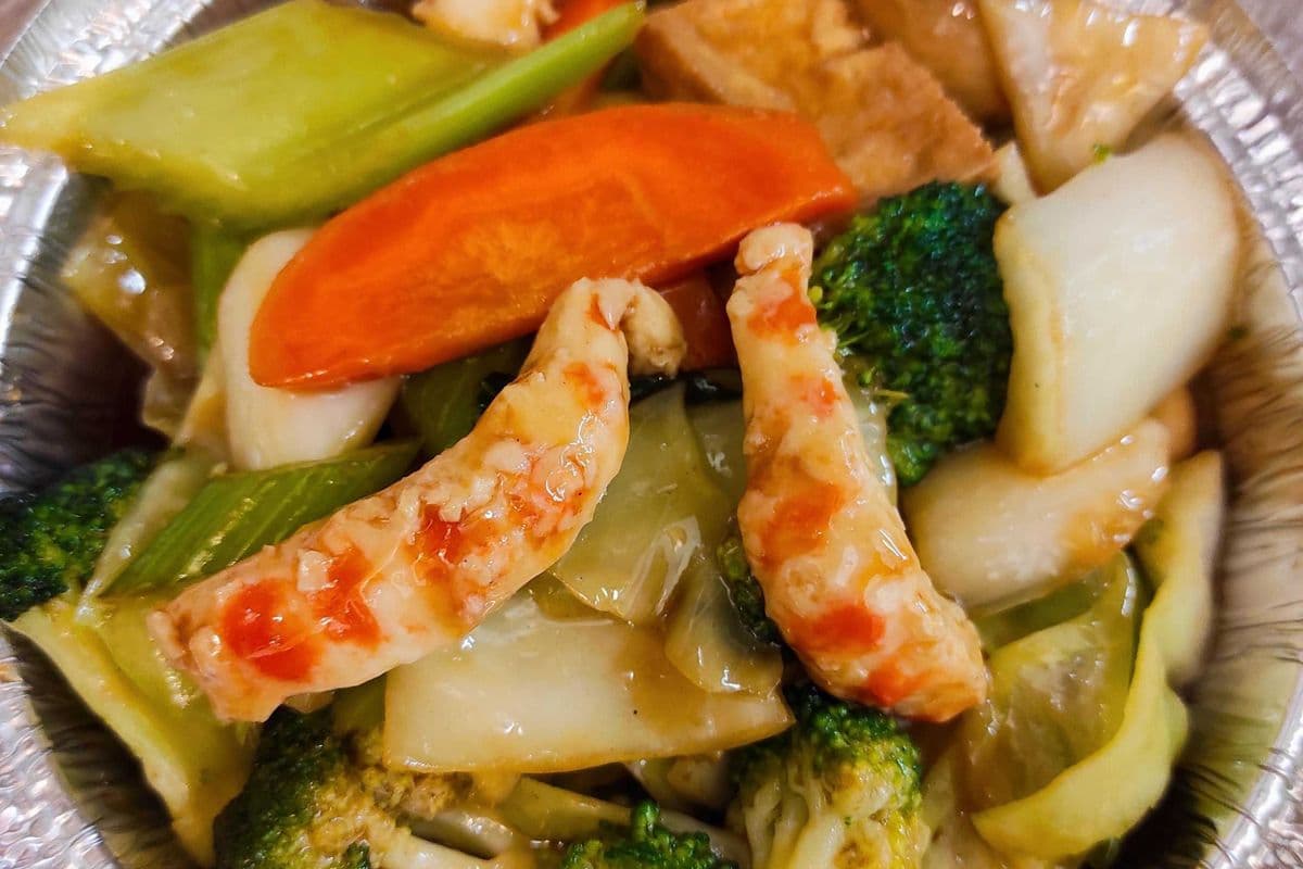 E118. Colourful Shrimp with Mixed Vegetables Chow Mein or Rice Noodles