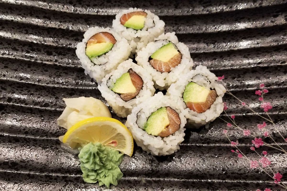Salmon Avocado Roll (8 pcs)