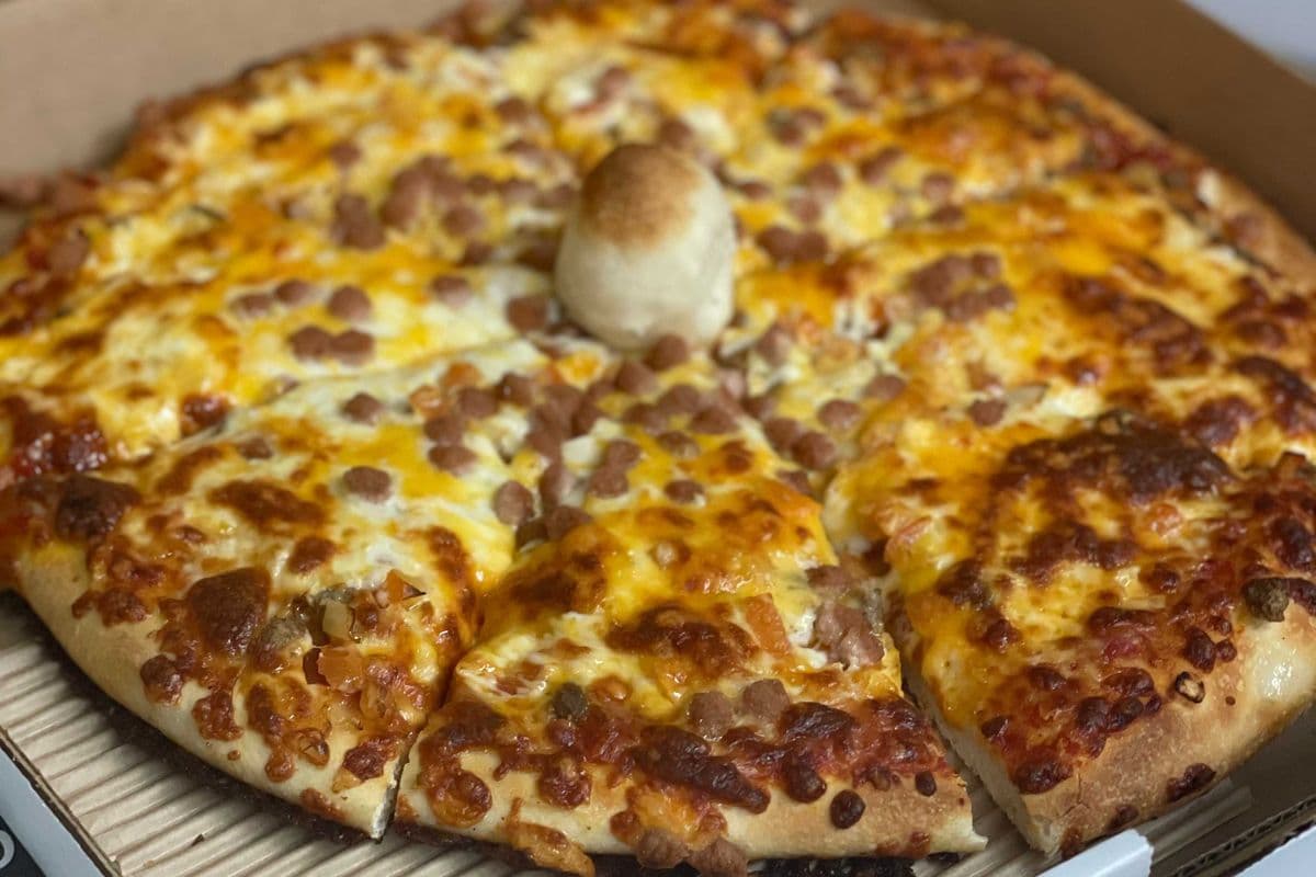 14" Cheeseburger Pizza