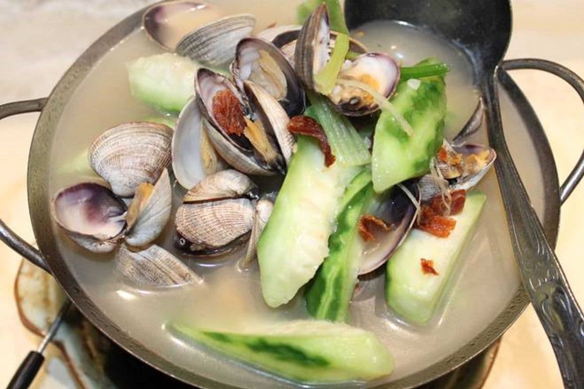 锅仔胜瓜煮蚬 Clams and Okra in Soup