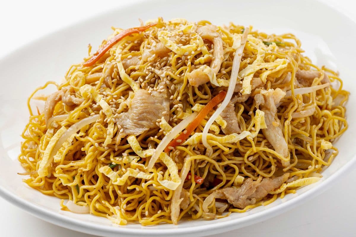 740 Chicken Chow Mein 雞絲豉油炒麵