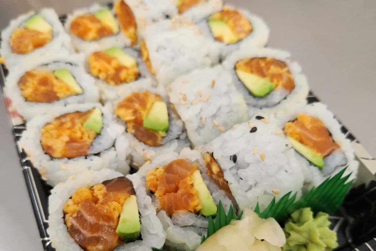A15. Spicy Salmon Roll (16 pcs)