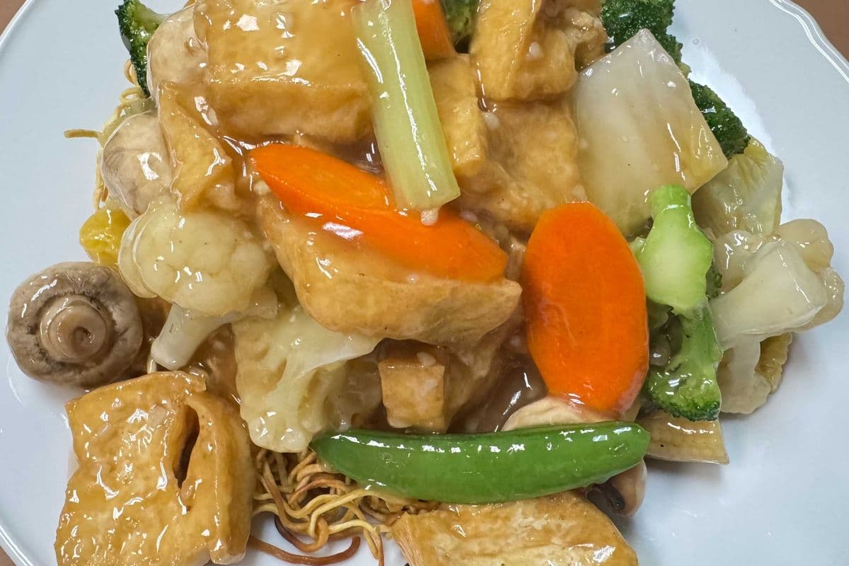 Tofu and Mixed Greens Chow Mein 豆腐什菜炒面(脆)