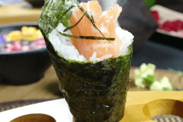 Salmon Hand Roll