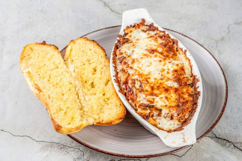 Lasagna (includes garlic bread) (Feeds 2)