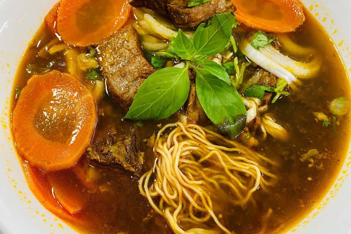 E6. Beef stew served with vermicelli, rice noodle, or bread.