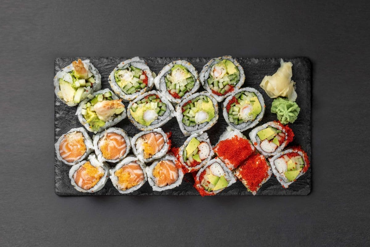 195. Favourite Maki Roll (20 pcs)