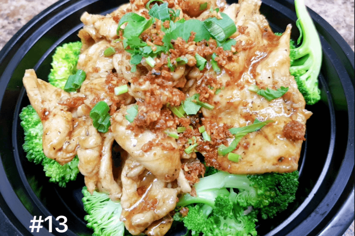 13. Pad Gra-Tiam Prik Thai (Garlic and Pepper Sauce)