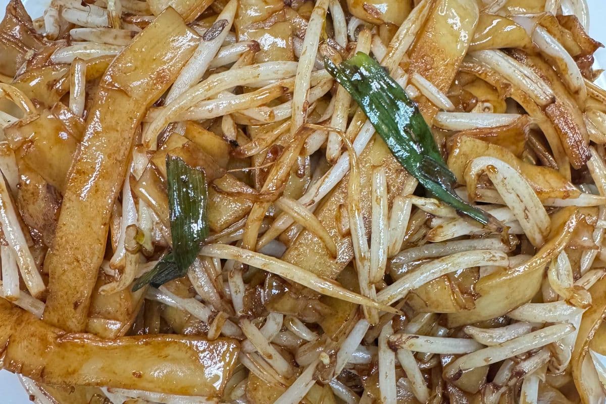Stir Fried Flat Noodle with Bean Sprouts 干炒素河