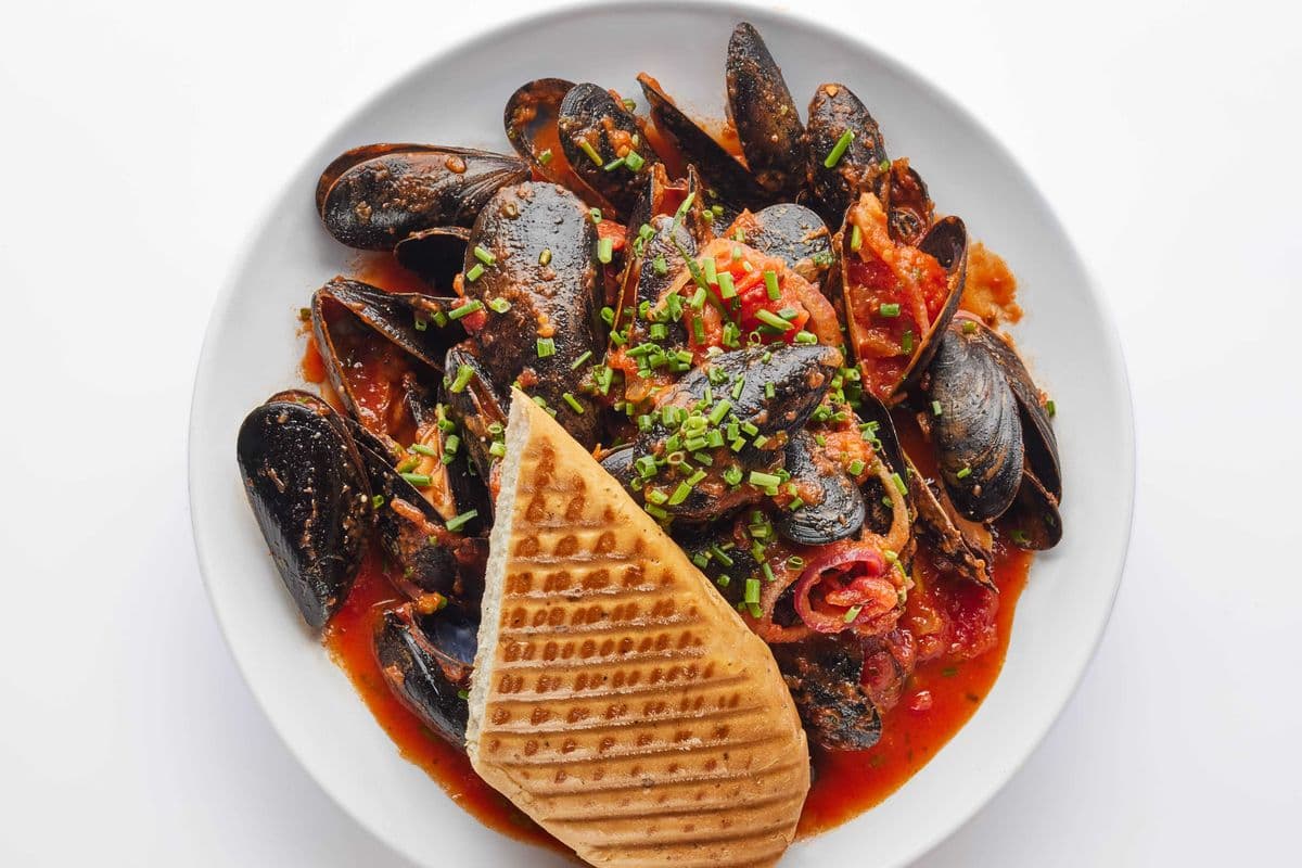 Steamed Mussels in Wine and Tomato Sauce