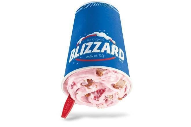 Dessert Blizzard au gâteau au fromage à la fraise / Strawberry Cheesecake Blizzard® Treat / Dessert Blizzard au gâteau au fromage à la fraise / Strawb