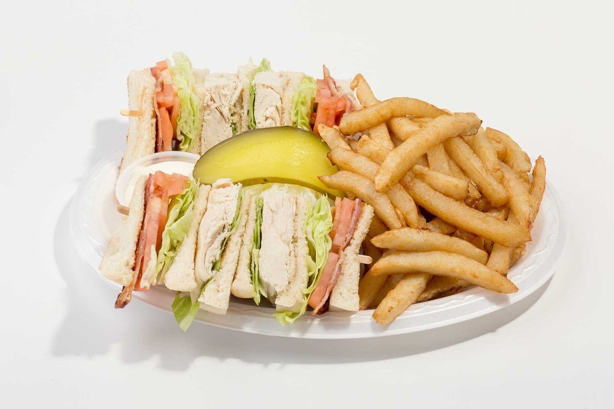 Plat Club sandwich avec salade jardinière