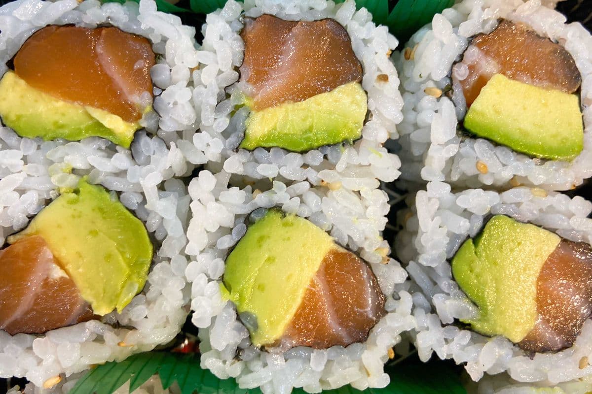 Salmon Avo Roll (6 pcs)