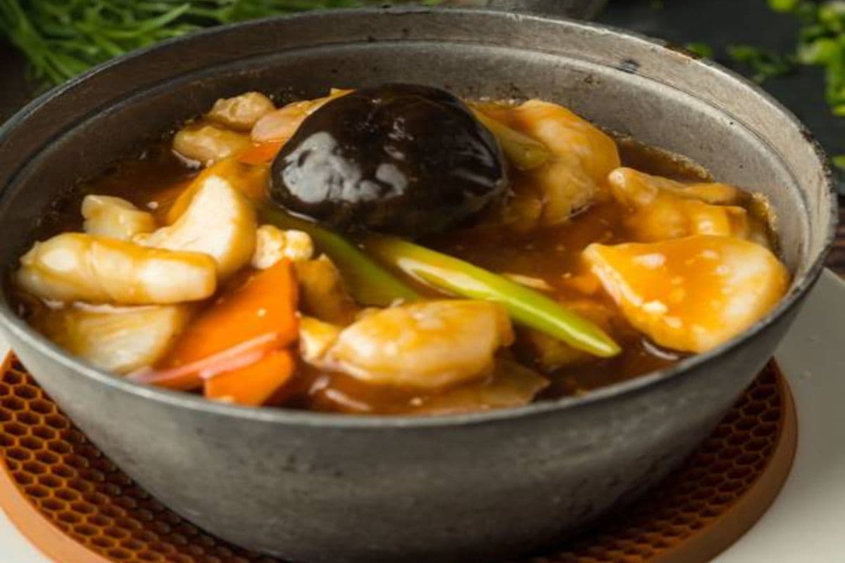 Fried Bean Curd with Assorted Seafood and Meat in Hot Pot