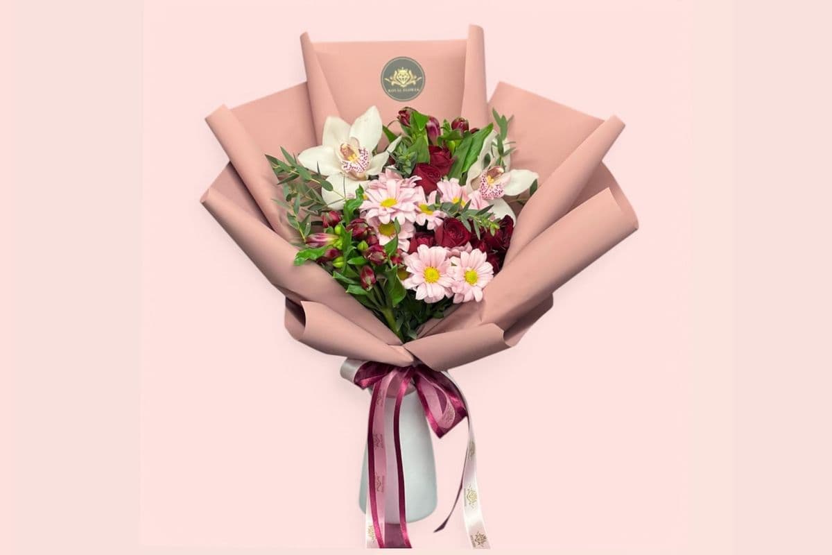 PETIT - Seasonal Mix Flower Bouquet – Designer’s Choice – Flowers last 10 days