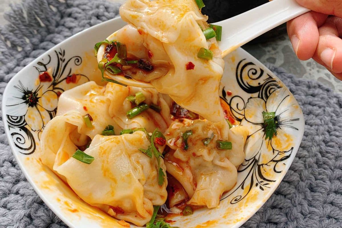 A6. Spicy Wontons in Chili Oil (6pcs) 红油抄手