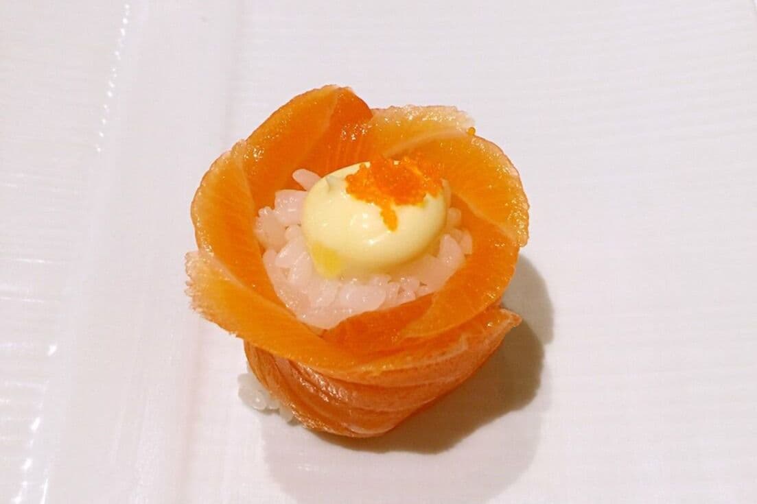 S19. Salmon Rose Sushi (2 pcs)
