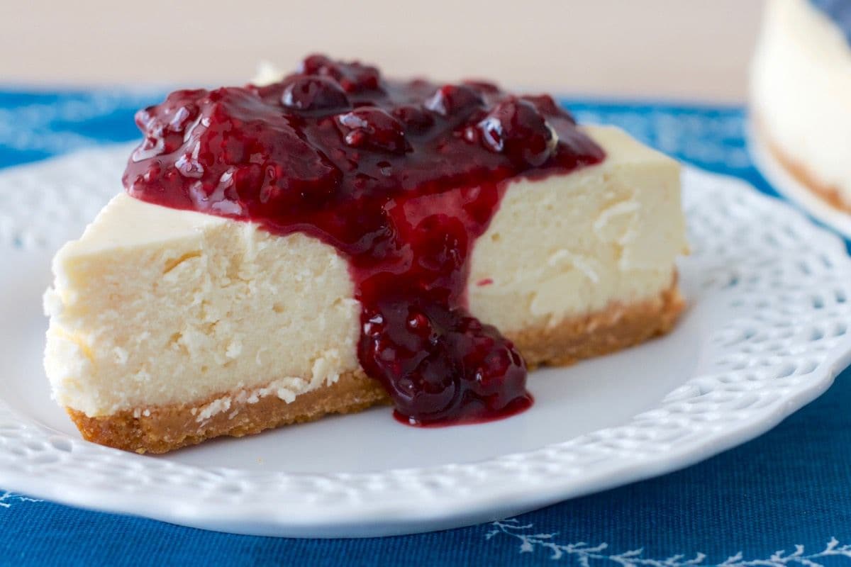 Cheesecake with fruit topping