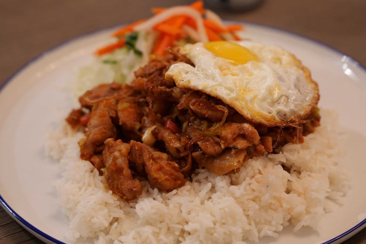 Stir-Fried Lemongrass Chicken And Chilli (Cơm Gà Xào Sả Ớt)