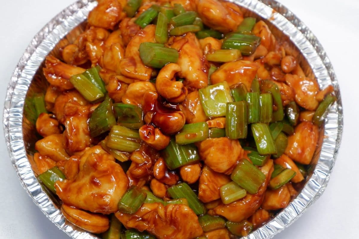 35. Diced Chicken and Cashew in Bean Sauce