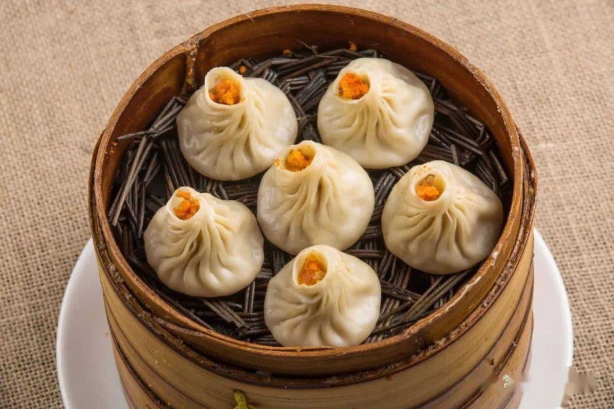 D8. Steamed Dumplings with Crab Meat 蟹粉小籠包