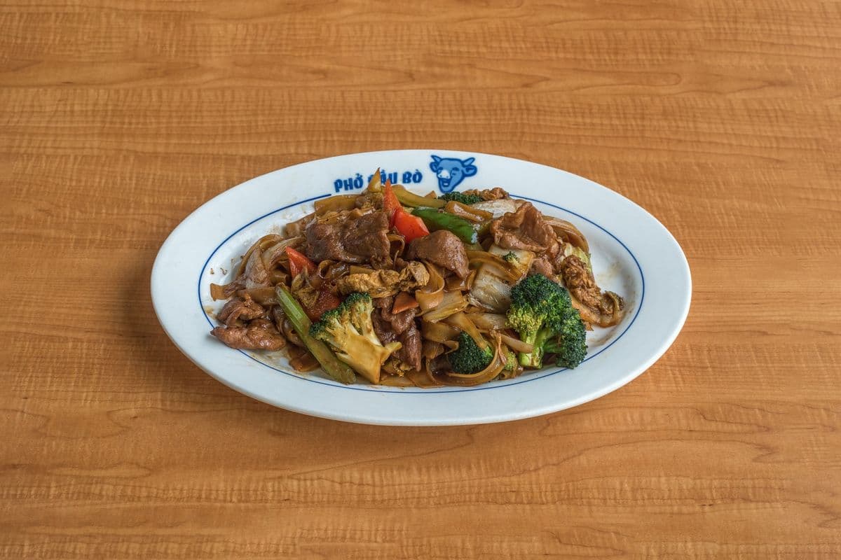 622. Stir-Fried Rice Noodles with Beef and Vegetables - Hu Tieu Xao Bo Rau Cai